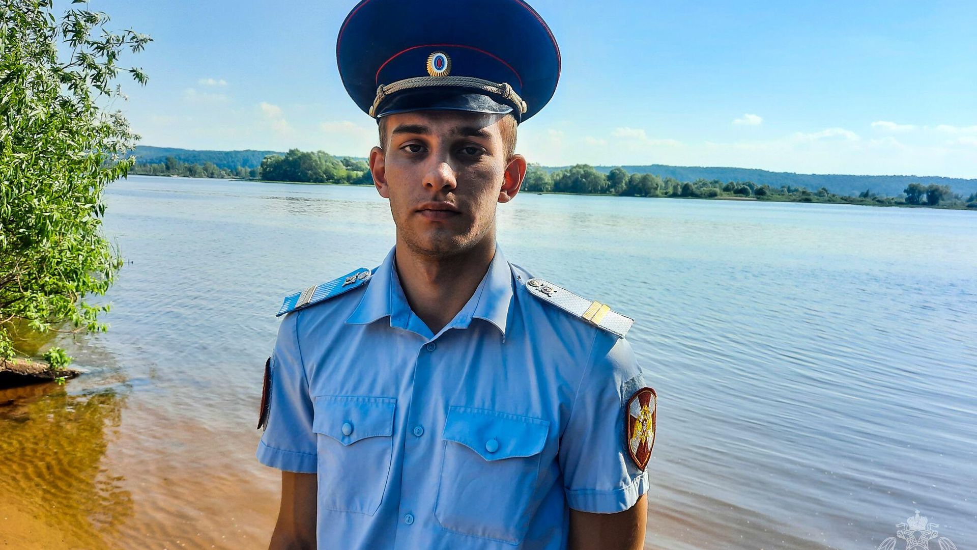 Младший сержант полиции Денис Кормилкин спас тонувших в реке пятерых детей и пятерых взрослых в Марий Эл Младший сержант полиции Денис Кормилкин спас тонувших в реке пятерых детей и пятерых взрослых в Марий Эл - РИА Новости, 1920, 21.06.2021