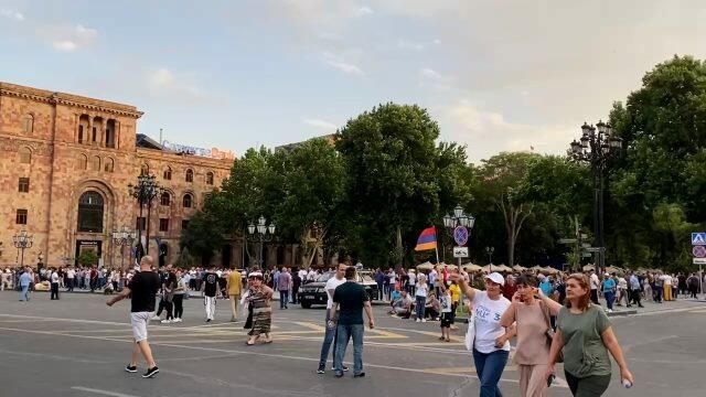 Сторонники Пашиняна собрались на митинг в центре Еревана Сторонники Пашиняна собрались на митинг в центре Еревана - РИА Новости, 1920, 21.06.2021