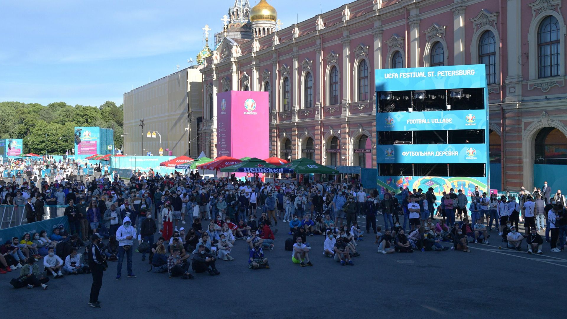 Просмотр матчей ЧЕ-2020 по футболу в фан-зоне Санкт-Петербурга Просмотр матчей ЧЕ-2020 по футболу в фан-зоне Санкт-Петербурга - РИА Новости, 1920, 21.06.2021