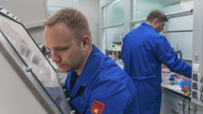 Научный сотрудник НИУ МИЭТ Илья Гаврилин в Лаборатории технологий наноматериалов Научный сотрудник НИУ МИЭТ Илья Гаврилин в Лаборатории технологий наноматериалов