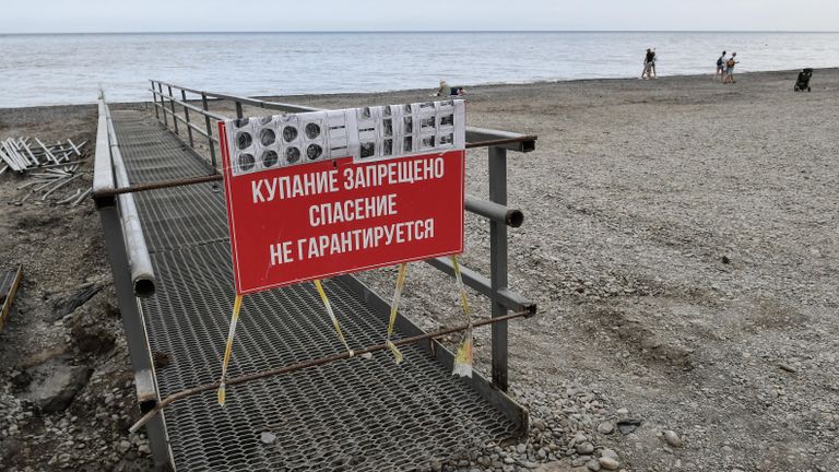 Знак Купание запрещено на городском пляже Ялты Знак Купание запрещено на городском пляже Ялты