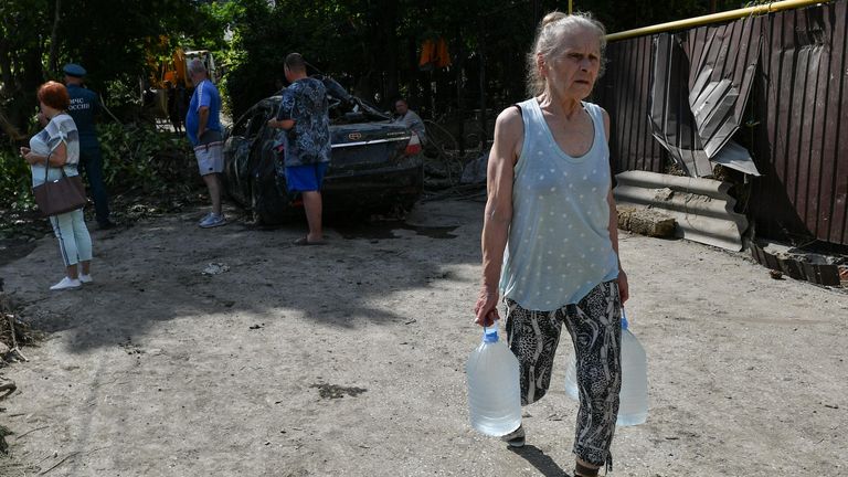 Сотрудники МЧС и местные жители на одной из улиц Ялты во время ликвидации последствий наводнения Сотрудники МЧС и местные жители на одной из улиц Ялты во время ликвидации последствий наводнения