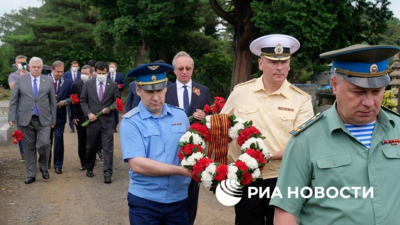 Глава дипломатических миссий России, Азербайджана, Армении, Белоруссии, Казахстана, Киргизии, Таджикистана и Туркмении возложили цветы к могиле Зорге Глава дипломатических миссий России, Азербайджана, Армении, Белоруссии, Казахстана, Киргизии, Таджикистана и Туркмении возложили цветы к могиле Зорге - РИА Новости, 1920, 22.06.2021