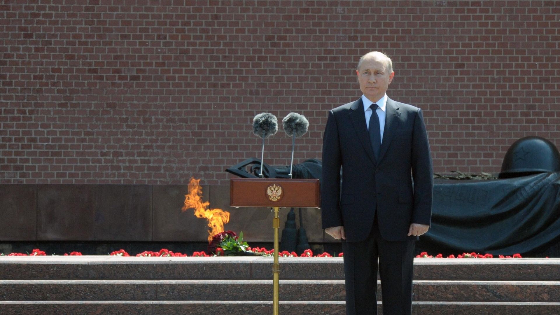 Президент РФ Владимир Путин на церемонии возложения венка и цветов к Могиле Неизвестного Солдата в Александровском саду в День памяти и скорби Президент РФ Владимир Путин на церемонии возложения венка и цветов к Могиле Неизвестного Солдата в Александровском саду в День памяти и скорби - РИА Новости, 1920, 22.06.2021