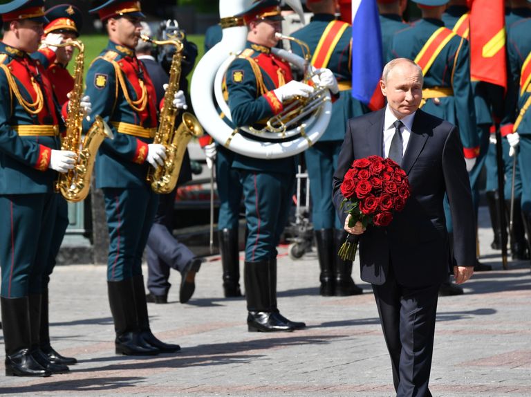 Президент РФ Владимир Путин на церемонии возложения цветов к Могиле Неизвестного Солдата в Александровском саду в День памяти и скорби Президент РФ Владимир Путин на церемонии возложения цветов к Могиле Неизвестного Солдата в Александровском саду в День памяти и скорби