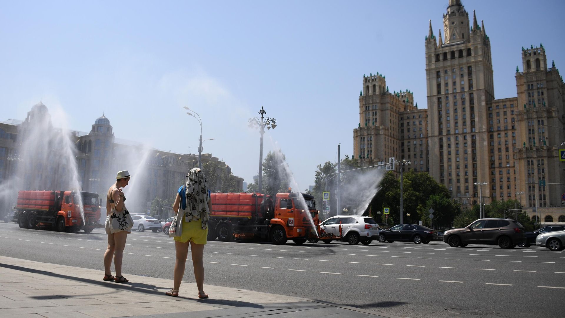 Полив проезжей части дороги в Москве Полив проезжей части дороги в Москве - РИА Новости, 1920, 23.06.2021