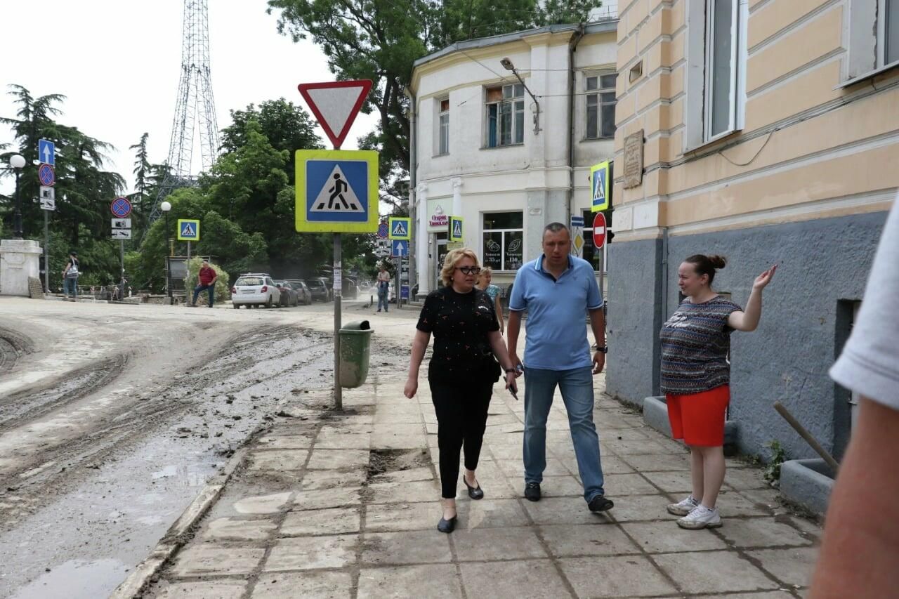 Глава администрации Ялты Янина Павленко обследует пострадавшие от наводнения улицы Глава администрации Ялты Янина Павленко обследует пострадавшие от наводнения улицы - РИА Новости, 1920, 23.06.2021