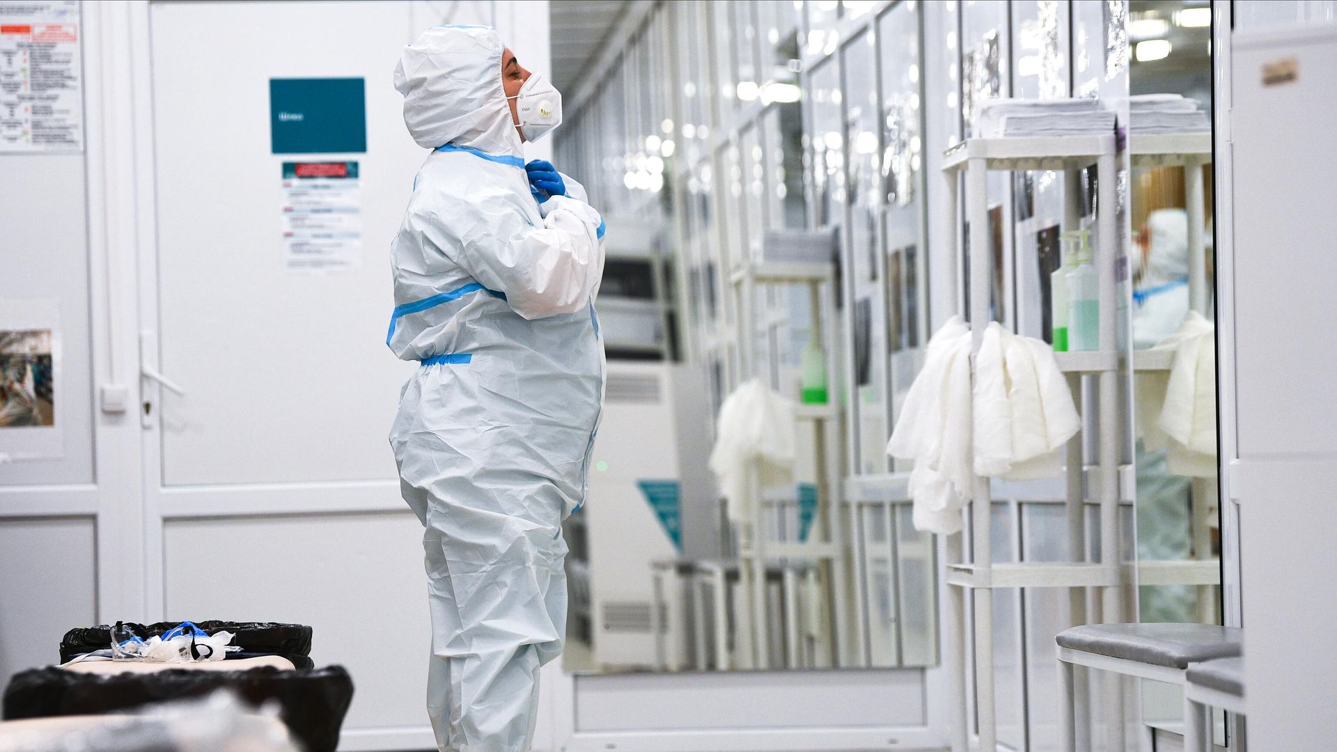 Медицинский работник во временном госпитале для пациентов с COVID-19 в конгрессно-выставочном центре Сокольники в Москве Медицинский работник во временном госпитале для пациентов с COVID-19 в конгрессно-выставочном центре Сокольники в Москве - РИА Новости, 1920, 23.06.2021