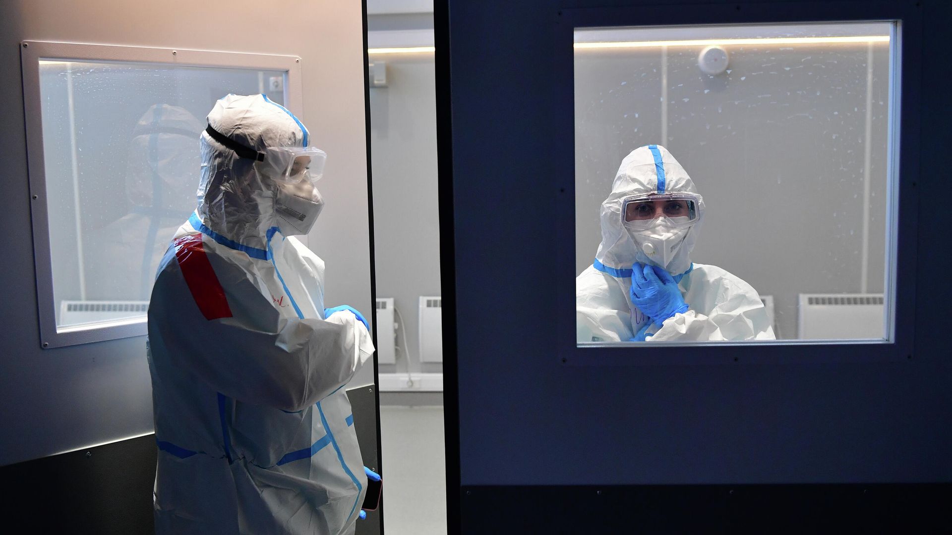 Медицинские работники во временном госпитале для пациентов с COVID-19 в конгрессно-выставочном центре Сокольники в Москве Медицинские работники во временном госпитале для пациентов с COVID-19 в конгрессно-выставочном центре Сокольники в Москве - РИА Новости, 1920, 12.07.2021