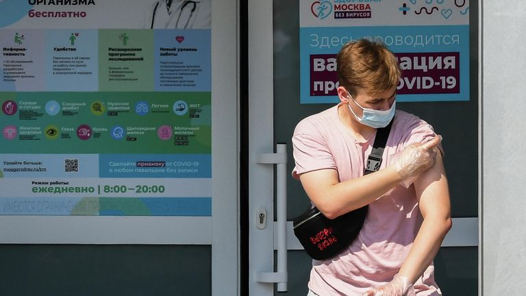 Житель Москвы выходит из павильона Здоровая Москва в парке Музеон после вакцинации от covid-19 Житель Москвы выходит из павильона Здоровая Москва в парке Музеон после вакцинации от covid-19