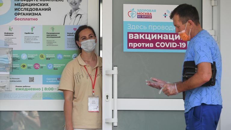 У павильона Здоровая Москва в парке Музеон, где проходит вакцинация от covid-19 У павильона Здоровая Москва в парке Музеон, где проходит вакцинация от covid-19