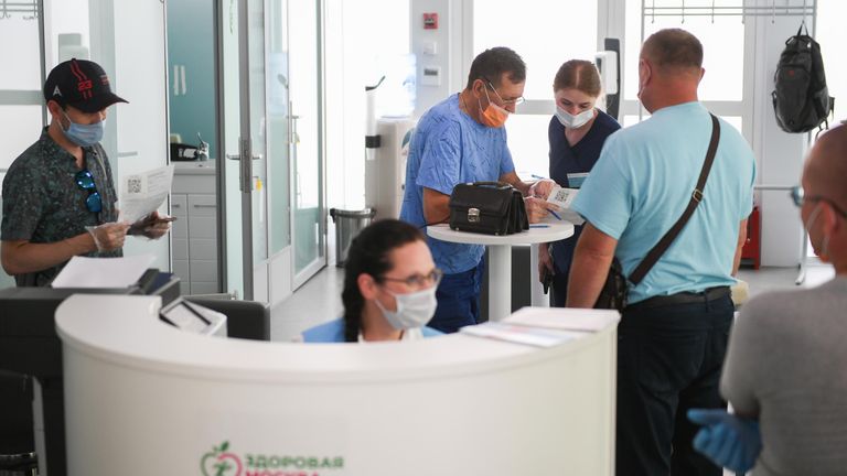 Жители Москвы пришли на вакцинацию от covid-19 в павильон Здоровая Москва в Парке Горького Жители Москвы пришли на вакцинацию от covid-19 в павильон Здоровая Москва в Парке Горького