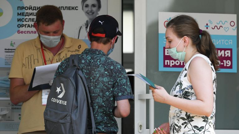 У павильона Здоровая Москва в Парке Горького, где проходит вакцинация от covid-19 У павильона Здоровая Москва в Парке Горького, где проходит вакцинация от covid-19