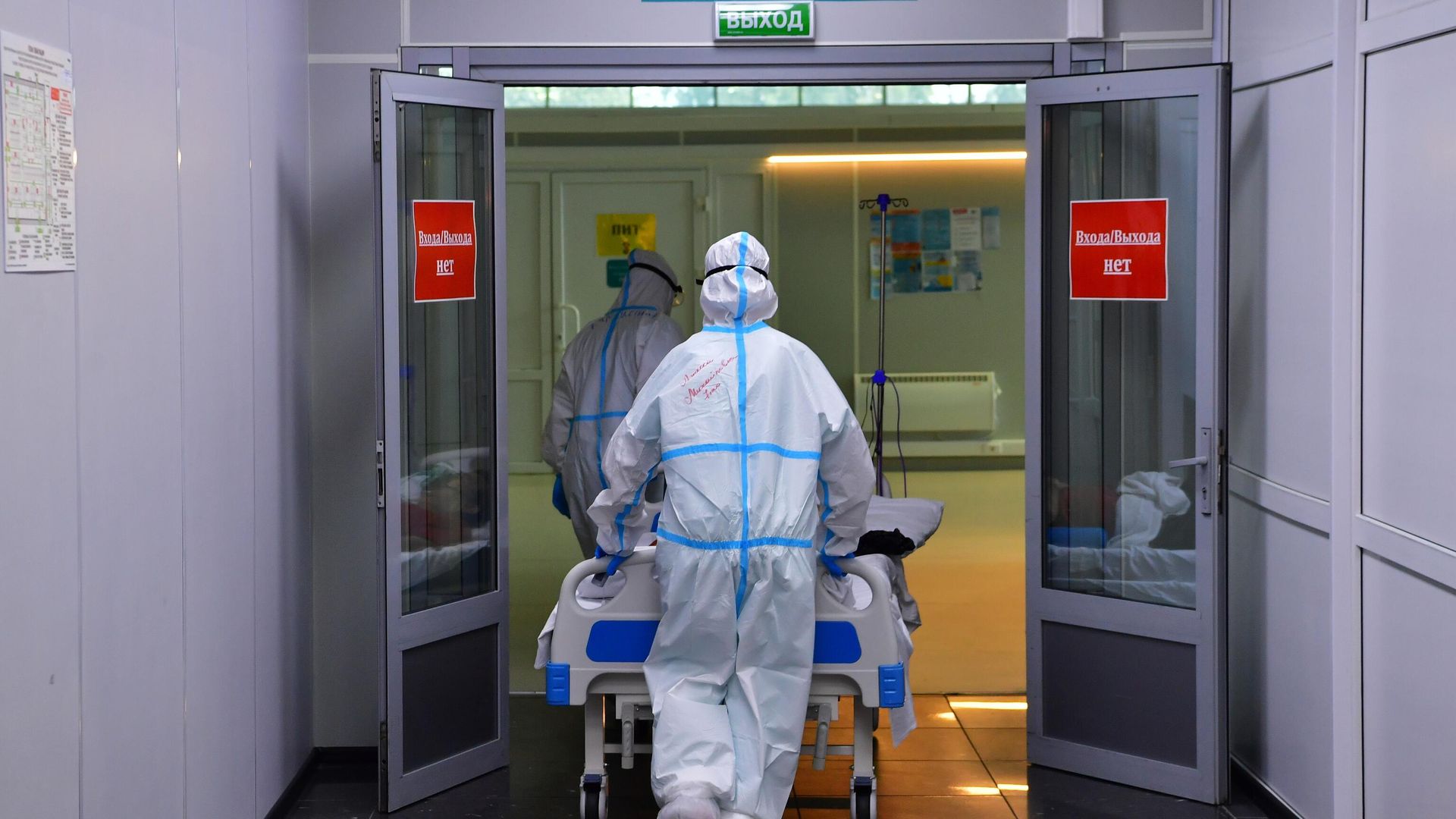 Медицинские работники во временном госпитале для пациентов с COVID-19 в конгрессно-выставочном центре Сокольники в Москве - РИА Новости, 1920, 28.06.2021