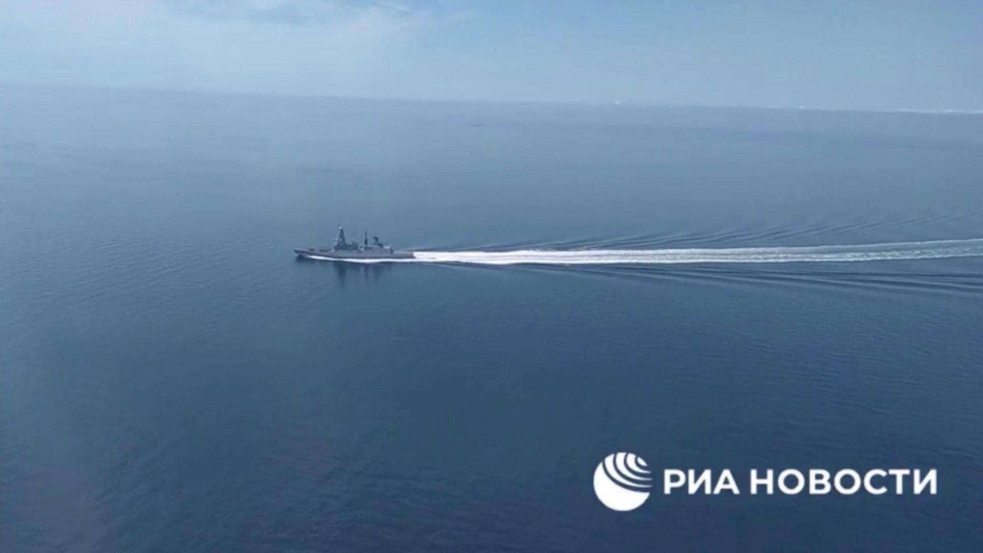 Британский эсминец Defender, нарушивший границу у Крыма. Кадр видео - РИА Новости, 1920, 14.07.2021