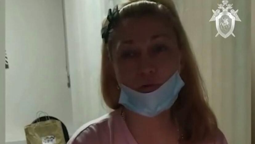В Красноярске женщину, поставившую обидчика сына на колени, арестовали - РИА Новости, 1920, 23.06.2021