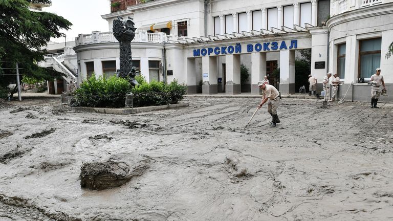 Всекрымский субботник в Ялте Всекрымский субботник в Ялте