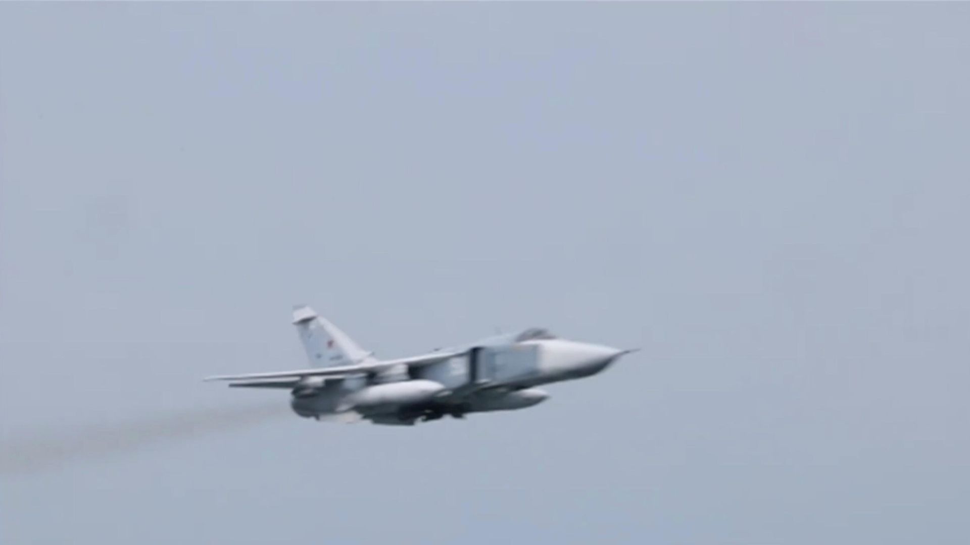 Российский самолет Су-24 пролетает рядом с эсминцем Defender Королевских ВМС Великобритании. Кадр из видео Российский самолет Су-24 пролетает рядом с эсминцем Defender Королевских ВМС Великобритании. Кадр из видео - РИА Новости, 1920, 24.06.2021