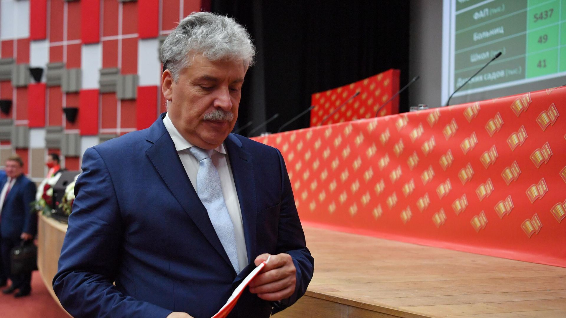Директор ЗАО Совхоз имени Ленина Павел Грудинин перед началом ХVIII Съезда КПРФ в Московской области Директор ЗАО Совхоз имени Ленина Павел Грудинин перед началом ХVIII Съезда КПРФ в Московской области - РИА Новости, 1920, 09.08.2021