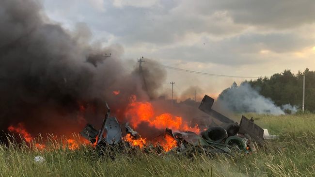 На месте крушения вертолета Ми-8 в Ленинградской области 
