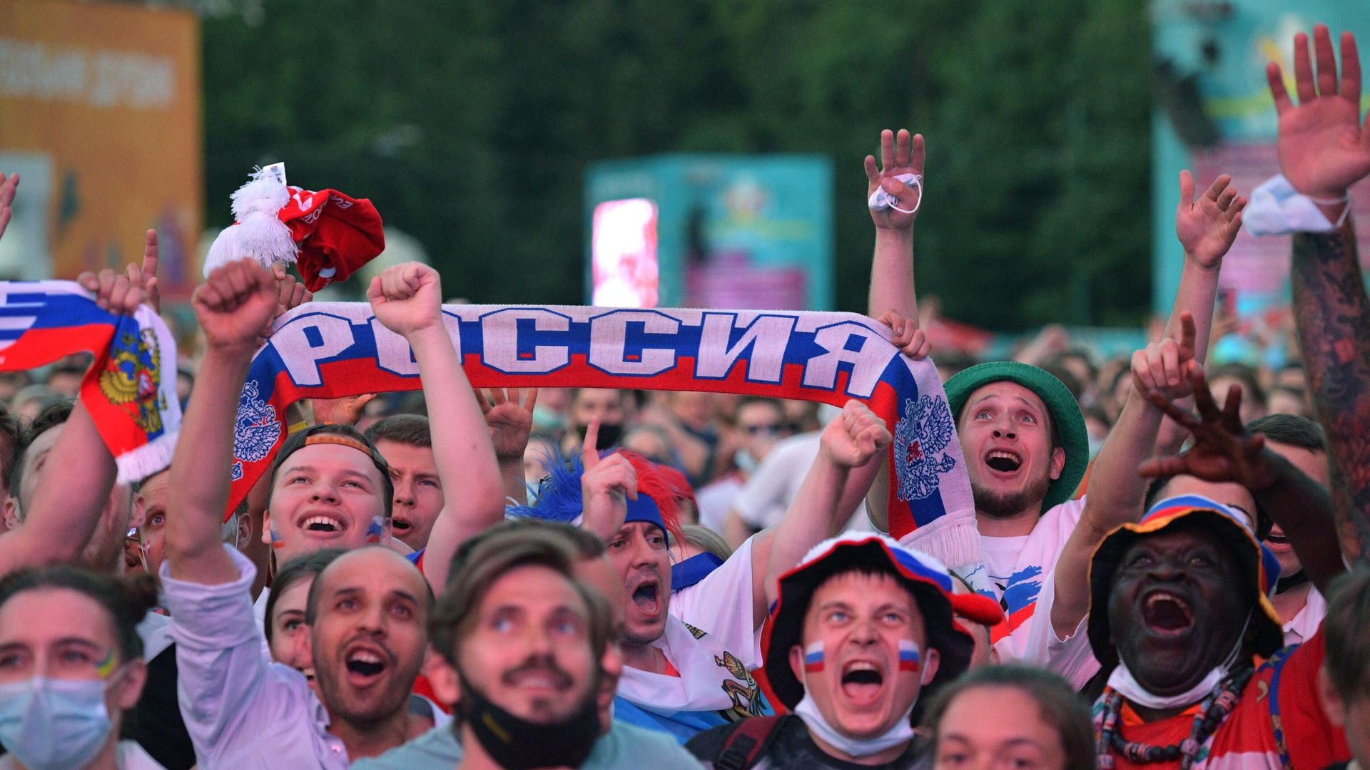 Болельщики смотрят трансляцию матча Чемпионата Европы по футболу в фан-зоне на Конюшенной площади в Санкт-Петербурге. Болельщики смотрят трансляцию матча Чемпионата Европы по футболу в фан-зоне на Конюшенной площади в Санкт-Петербурге. - РИА Новости, 1920, 24.06.2021