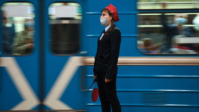 Сотрудница Новосибирского метрополитена в защитной маске 