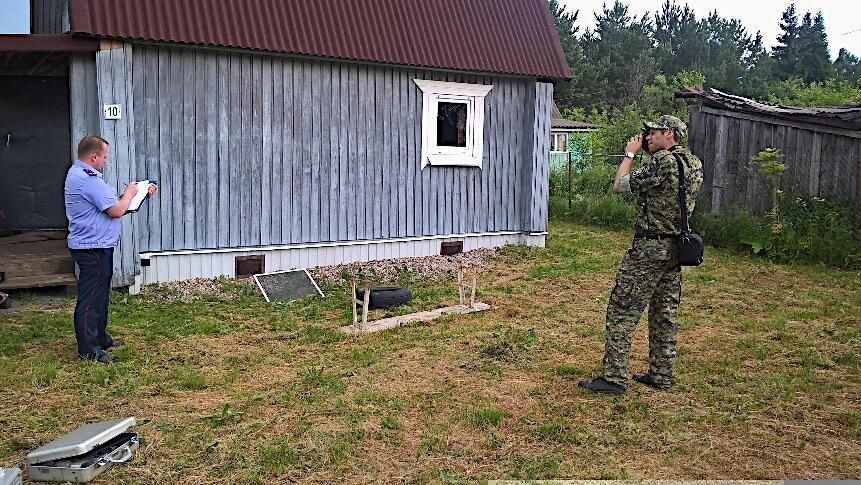 Сотрудники СК России по Ивановской области у дома мужчины, который открыл огонь по силовикам во время задержания Сотрудники СК России по Ивановской области у дома мужчины, который открыл огонь по силовикам во время задержания - РИА Новости, 1920, 25.06.2021
