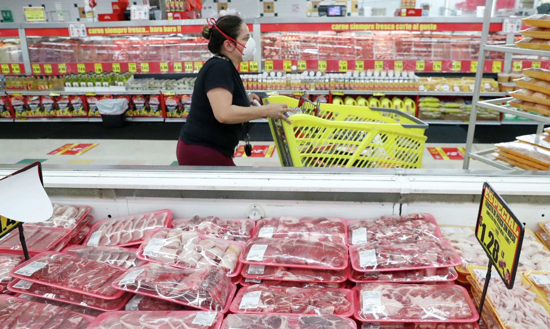 Покупательница в маске проходит через мясные ряды в продуктовом магазине Покупательница в маске проходит через мясные ряды в продуктовом магазине - РИА Новости, 1920, 25.06.2021