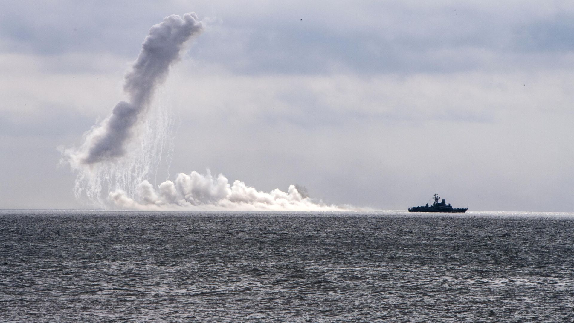 Военный корабль во время учений в акватории Японского моря Военный корабль во время учений в акватории Японского моря - РИА Новости, 1920, 29.07.2022