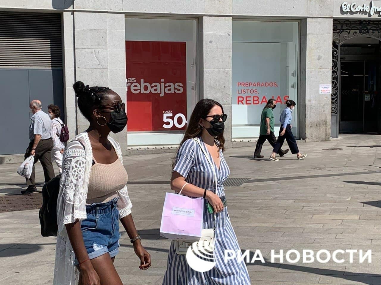 Женщины на одной из улиц Мадрида, Испания Женщины на одной из улиц Мадрида, Испания - РИА Новости, 1920, 26.08.2022