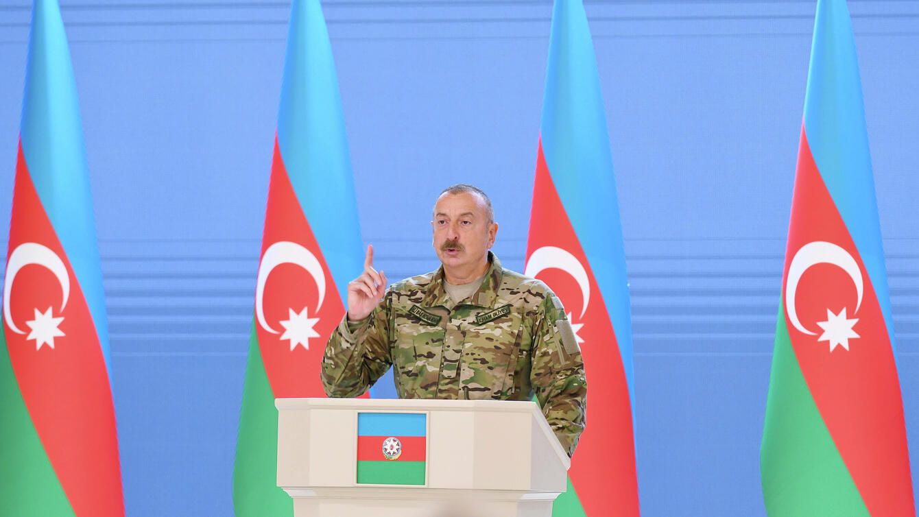Президент Азербайджана Ильхам Алиев встретился в субботу во дворце Гюлистан в Баку с группой руководителей и личного состава азербайджанской армии по случаю Дня вооруженных сил - РИА Новости, 1920, 06.10.2021