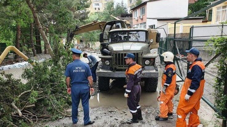 Сотрудники МЧС РФ выполняют аварийно-восстановительные работы в Крыму после подтоплений - РИА Новости, 1920, 29.10.2021