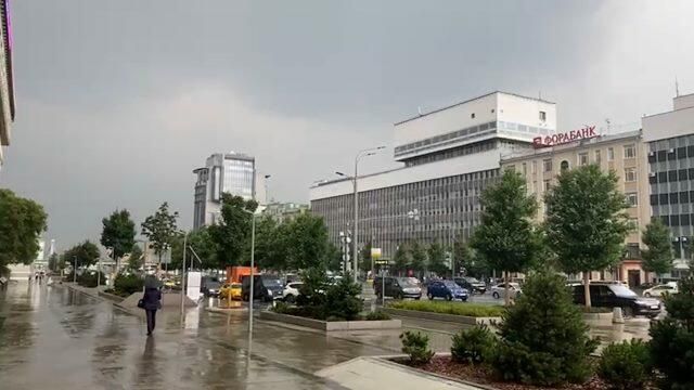 Раскаты грома и вспышки молний: мощный ливень обрушился на Москву Раскаты грома и вспышки молний: мощный ливень обрушился на Москву - РИА Новости, 1920, 28.06.2021
