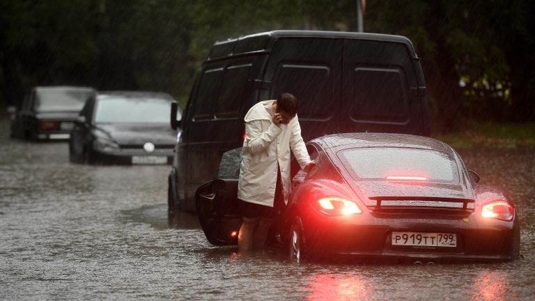 Автомобили на из улиц в Москве во время дождя Автомобили на из улиц в Москве во время дождя