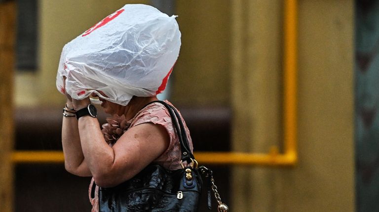 Женщина на одной из улиц в Москве во время дождя Женщина на одной из улиц в Москве во время дождя