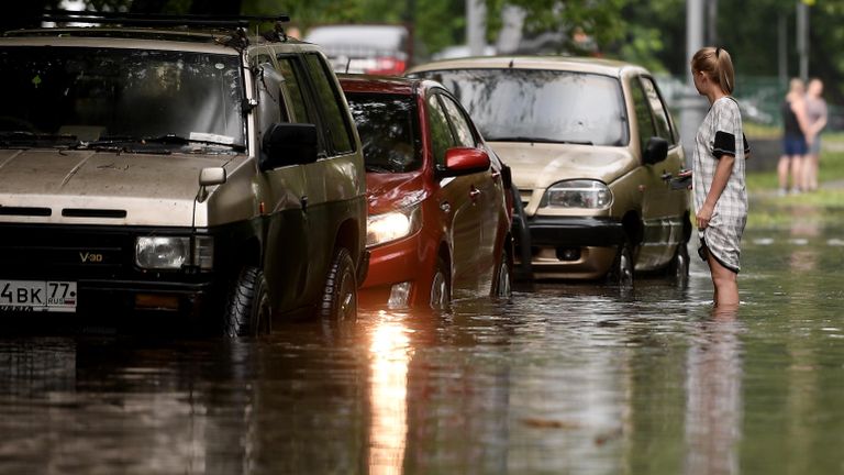 Девушка на одной из улиц в Москве во время дождя Девушка на одной из улиц в Москве во время дождя