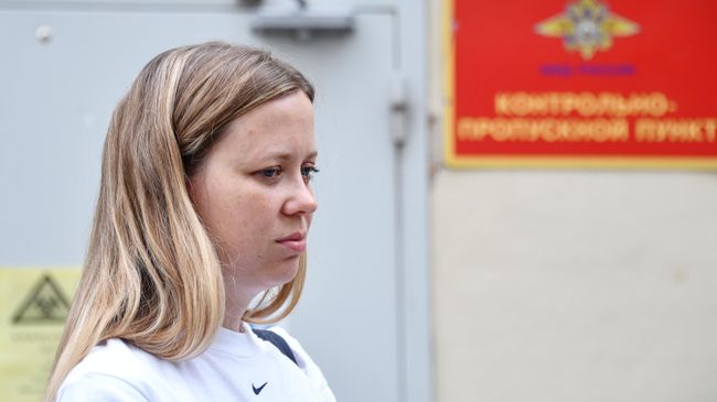 Журналистка издания Проект Мария Жолобова у отдела МВД по Хорошевскому району города Москвы