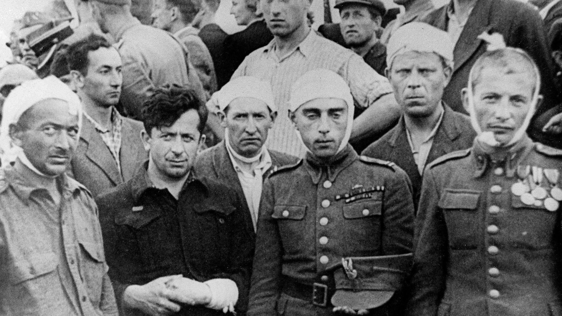 Евреи, раненые во время погрома в Кельце, во время похорон Евреи, раненые во время погрома в Кельце, во время похорон - РИА Новости, 1920, 30.06.2021