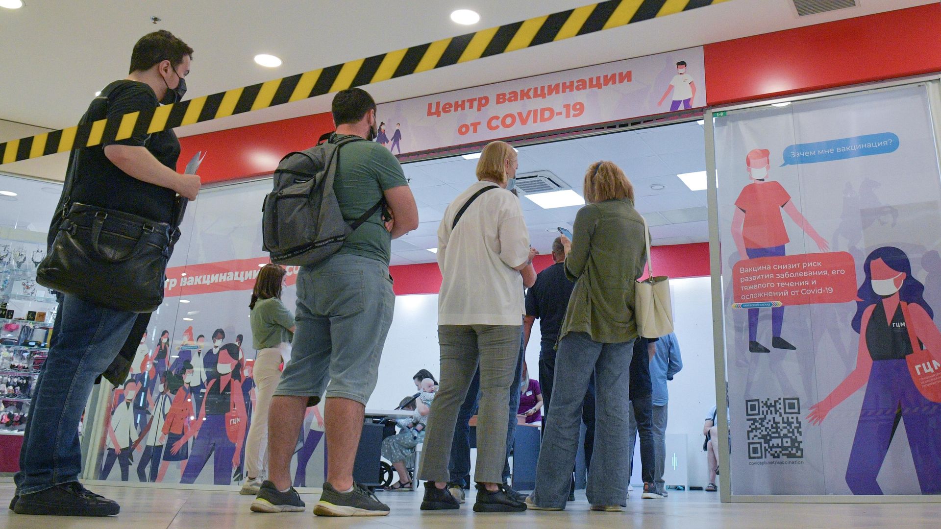 Люди в очереди на вакцинацию от коронавируса в ТК Заневский каскад в Санкт-Петербурге Люди в очереди на вакцинацию от коронавируса в ТК Заневский каскад в Санкт-Петербурге - РИА Новости, 1920, 08.07.2021