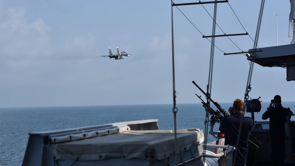 Российский истребитель рядом с голландским военным кораблем Zr.Ms. Evertsen в Черном море Российский истребитель рядом с голландским военным кораблем Zr.Ms. Evertsen в Черном море - РИА Новости, 1920, 29.06.2021