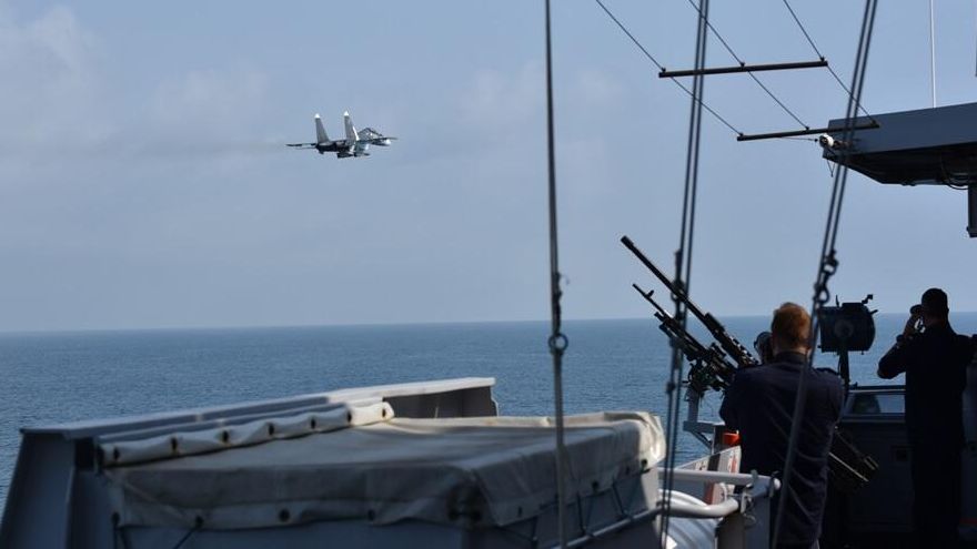 Российский истребитель рядом с голландским военным кораблем Zr.Ms. Evertsen в Черном море Российский истребитель рядом с голландским военным кораблем Zr.Ms. Evertsen в Черном море - РИА Новости, 1920, 29.06.2021