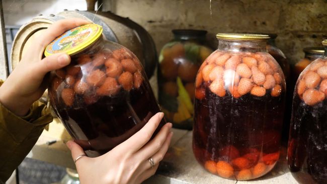 Банки с компотом