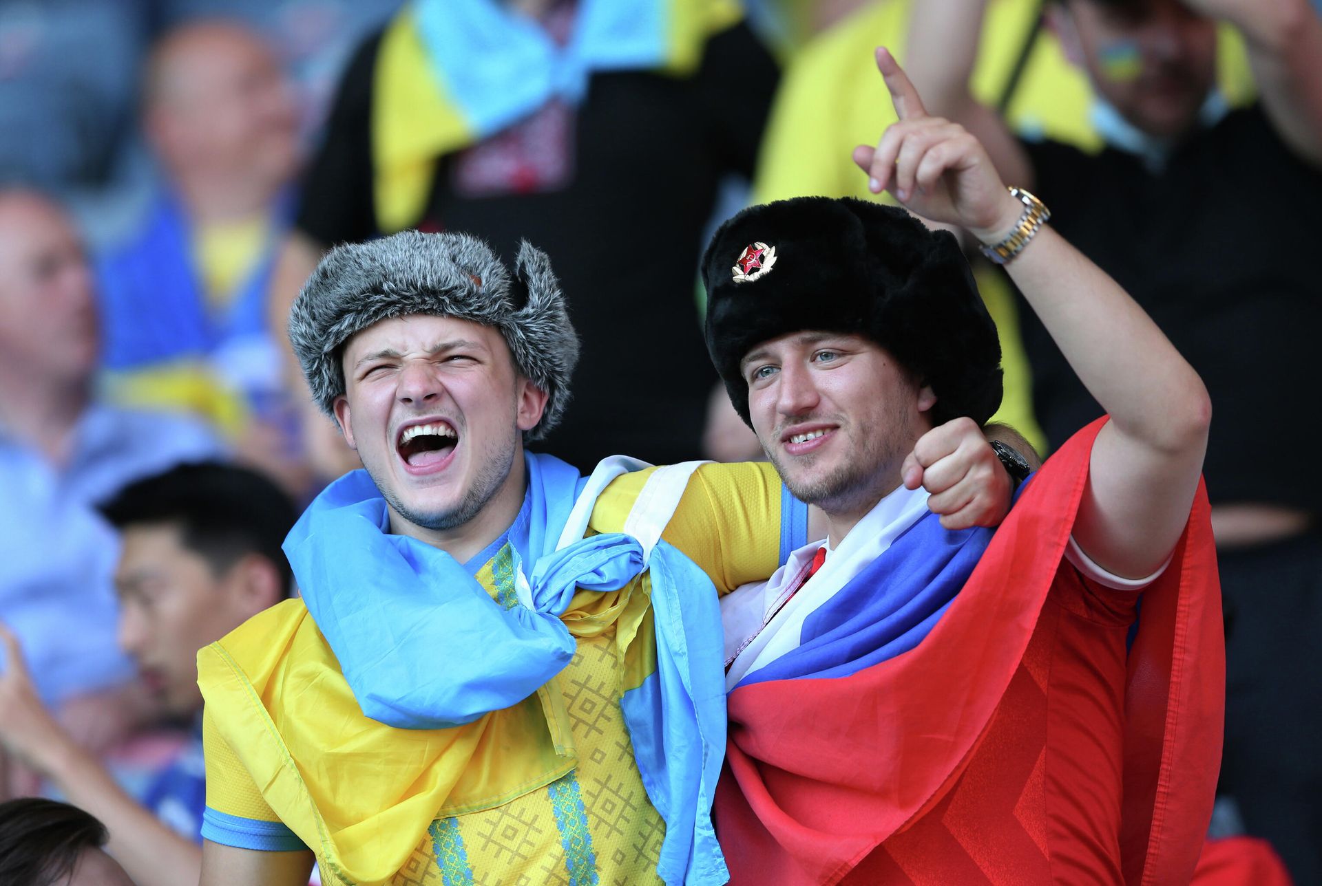 Украинский и российский фанаты на матче ЕВРО Украинский и российский фанаты на матче ЕВРО - РИА Новости, 1920, 30.06.2021