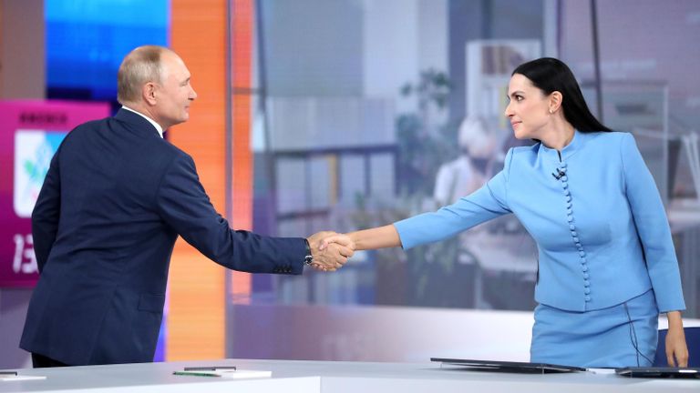 Президент РФ Владимир Путин перед началом ежегодной специальной программы Прямая линия с Владимиром Путиным в эфире российских телеканалов и радиостанций. Слева - телеведущая Наиля Аскер-заде Президент РФ Владимир Путин перед началом ежегодной специальной программы Прямая линия с Владимиром Путиным в эфире российских телеканалов и радиостанций. Слева - телеведущая Наиля Аскер-заде
