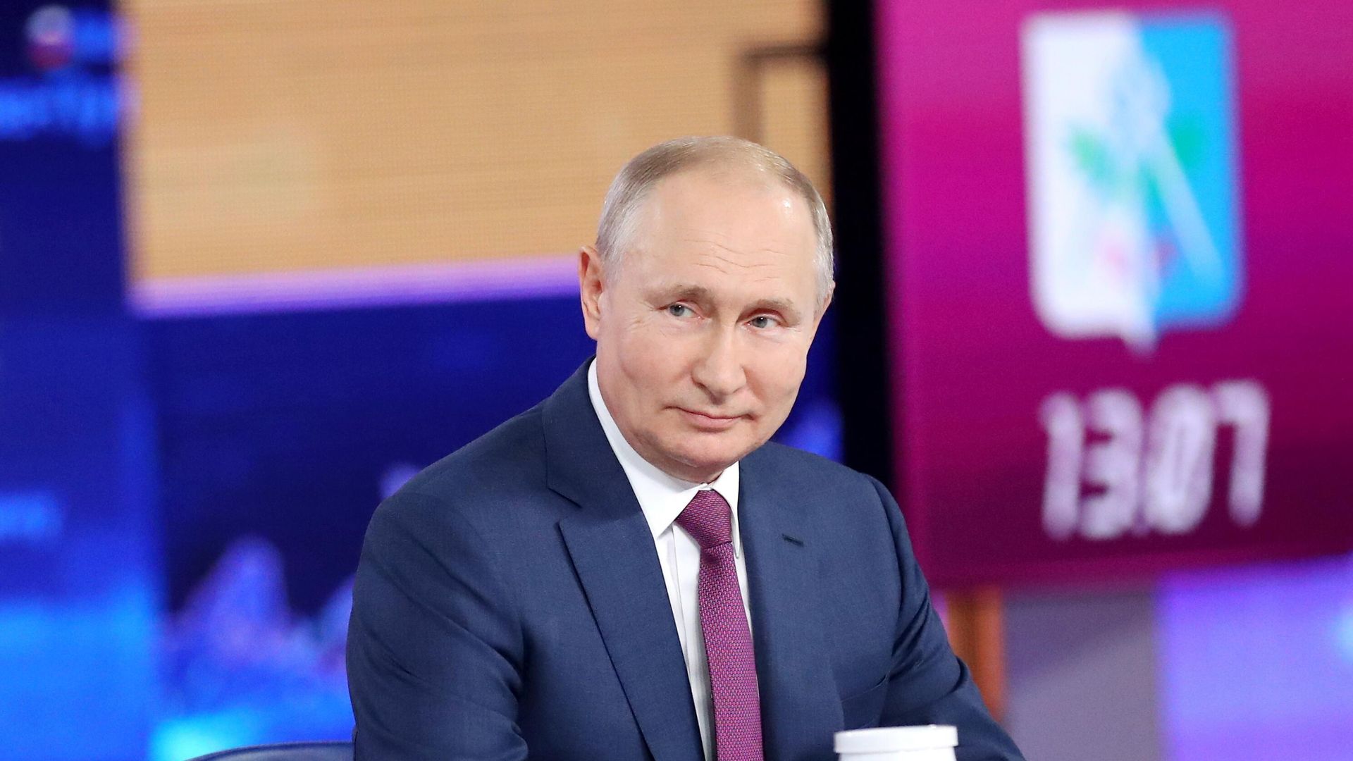 Президент РФ Владимир Путин во время ежегодной специальной программы Прямая линия с Владимиром Путиным в эфире российских телеканалов и радиостанций Президент РФ Владимир Путин во время ежегодной специальной программы Прямая линия с Владимиром Путиным в эфире российских телеканалов и радиостанций - РИА Новости, 1920, 30.06.2021
