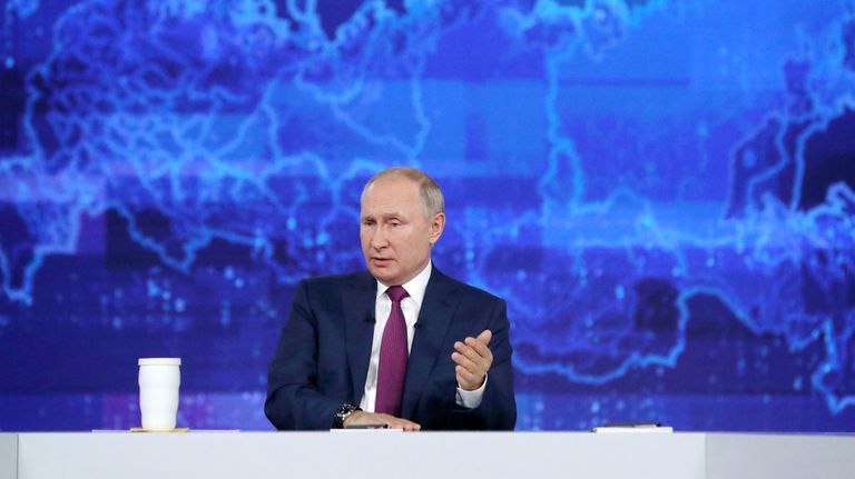 Президент РФ Владимир Путин отвечает на вопросы россиян во время ежегодной специальной программы Прямая линия с Владимиром Путиным в эфире российских телеканалов и радиостанций Президент РФ Владимир Путин отвечает на вопросы россиян во время ежегодной специальной программы Прямая линия с Владимиром Путиным в эфире российских телеканалов и радиостанций