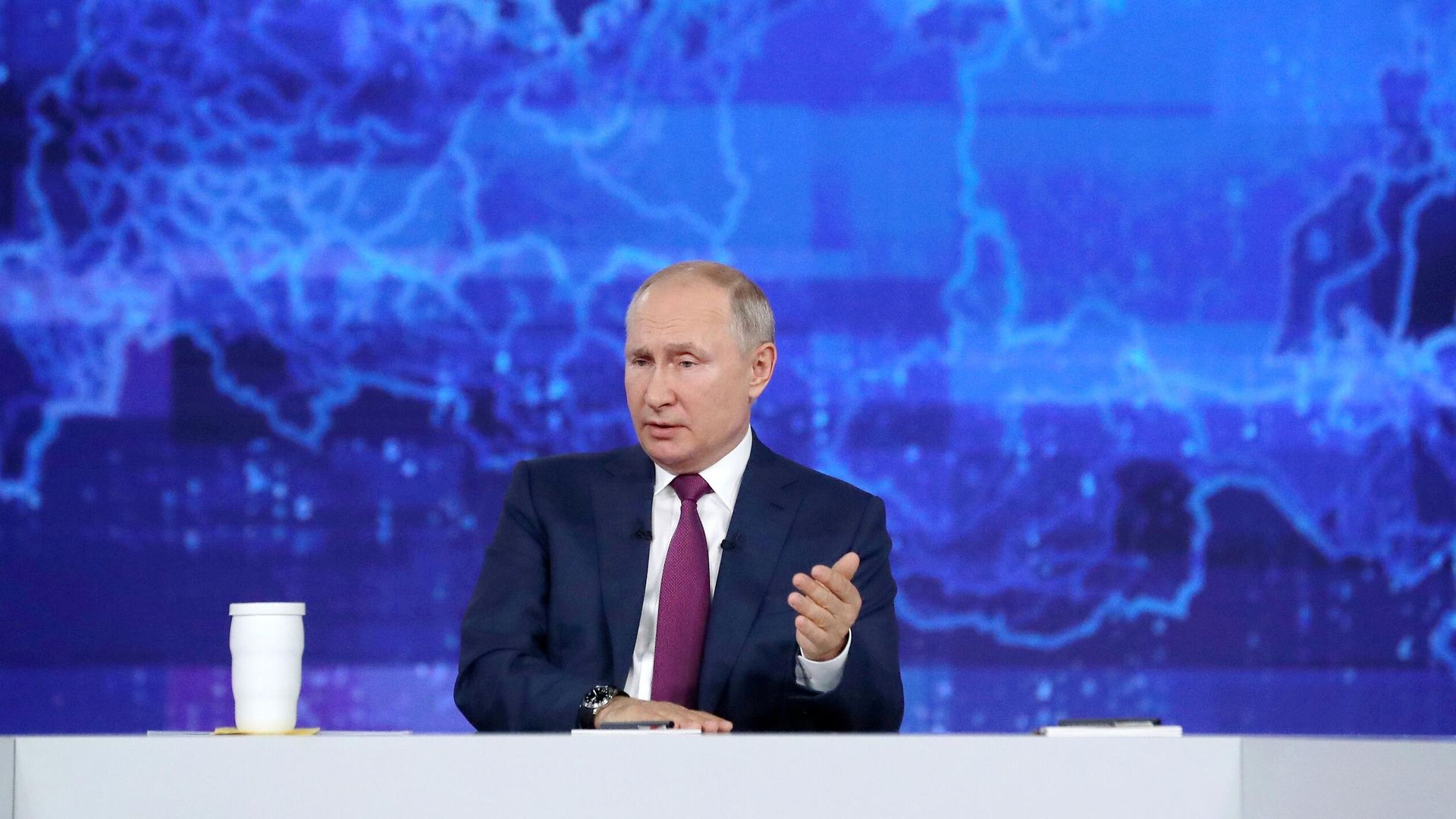 Президент РФ Владимир Путин отвечает на вопросы россиян во время ежегодной специальной программы Прямая линия с Владимиром Путиным в эфире российских телеканалов и радиостанций Президент РФ Владимир Путин отвечает на вопросы россиян во время ежегодной специальной программы Прямая линия с Владимиром Путиным в эфире российских телеканалов и радиостанций - РИА Новости, 1920, 30.06.2021