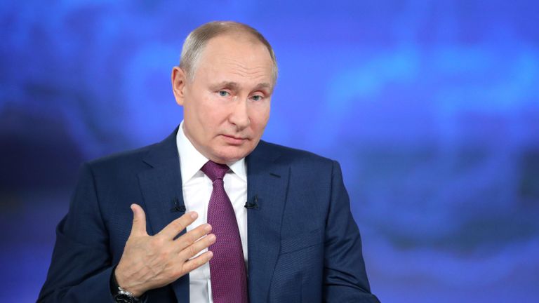 Президент РФ Владимир Путин отвечает на вопросы россиян во время ежегодной специальной программы Прямая линия с Владимиром Путиным в эфире российских телеканалов и радиостанций Президент РФ Владимир Путин отвечает на вопросы россиян во время ежегодной специальной программы Прямая линия с Владимиром Путиным в эфире российских телеканалов и радиостанций