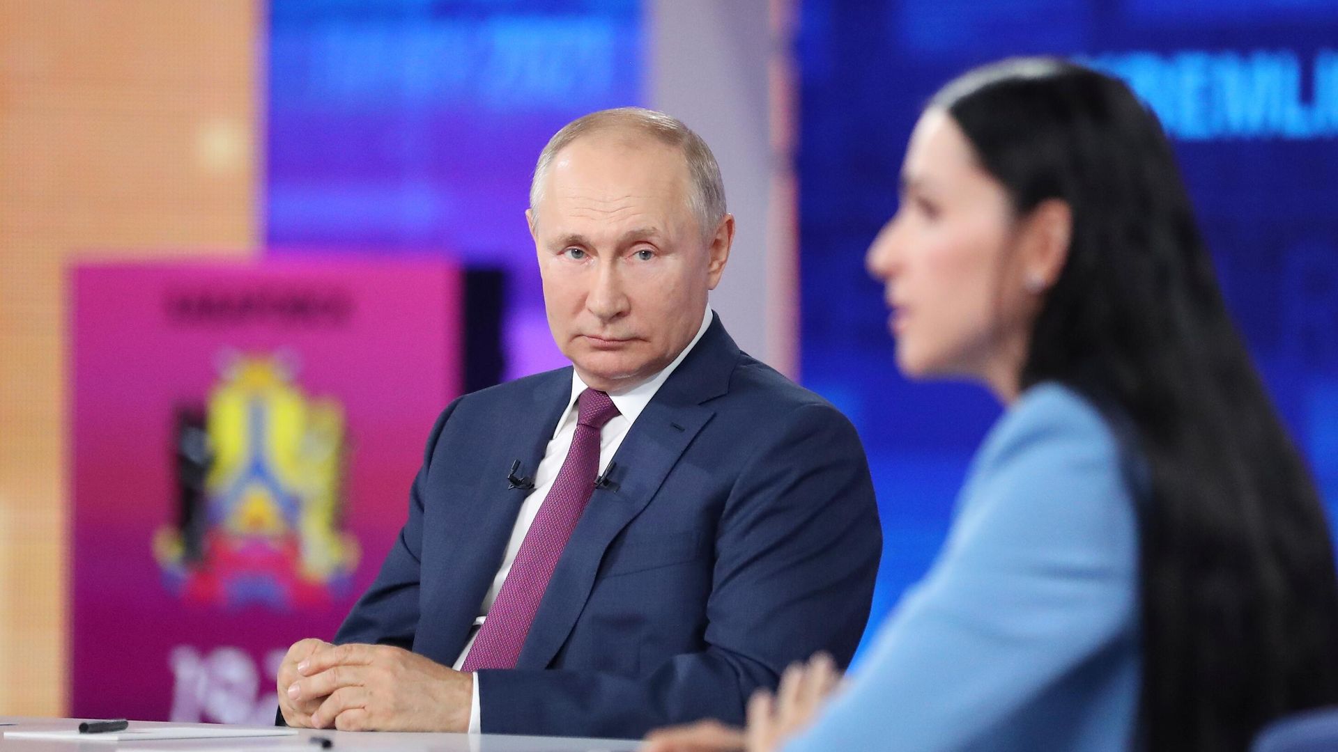 Президент РФ Владимир Путин отвечает на вопросы россиян во время ежегодной специальной программы Прямая линия с Владимиром Путиным в эфире российских телеканалов и радиостанций Президент РФ Владимир Путин отвечает на вопросы россиян во время ежегодной специальной программы Прямая линия с Владимиром Путиным в эфире российских телеканалов и радиостанций - РИА Новости, 1920, 30.06.2021