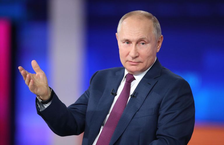 Президент РФ Владимир Путин отвечает на вопросы россиян во время ежегодной специальной программы Прямая линия с Владимиром Путиным в эфире российских телеканалов и радиостанций
